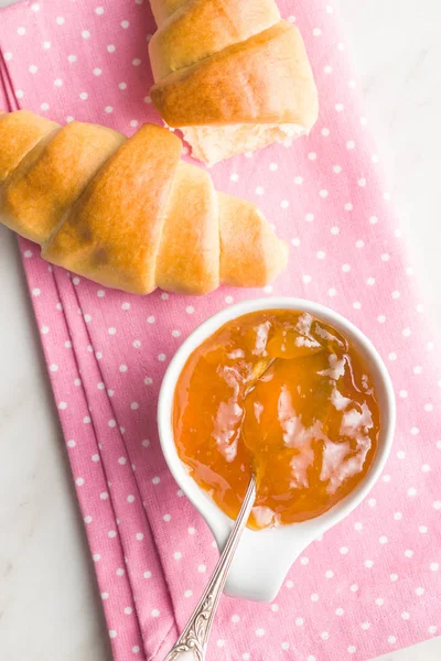 Abrikozenjam Jelly Croissants Servet Bovenaanzicht — Stockfoto