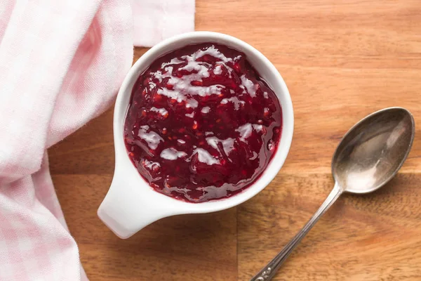 树莓果酱果冻在碗里 顶部视图 — 图库照片