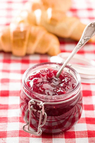 树莓果酱果冻在罐子在格子桌布 — 图库照片