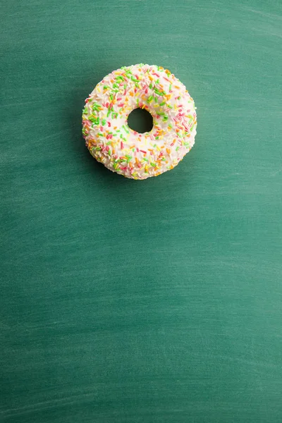 Sweet Beströdda Donut Gröna Svarta Tavlan — Stockfoto