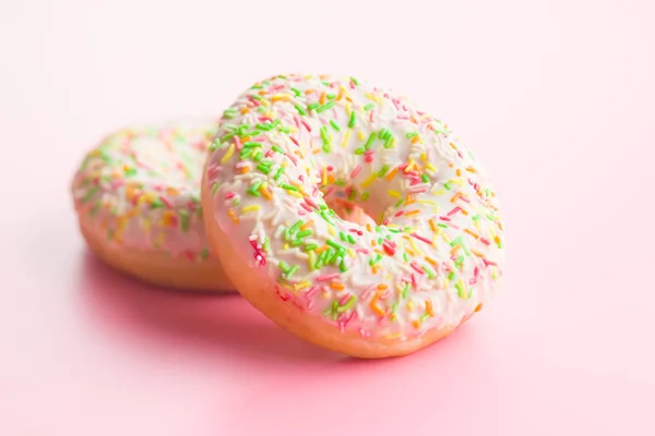 Rosquillas Espolvoreadas Dulces Sobre Fondo Rosa —  Fotos de Stock