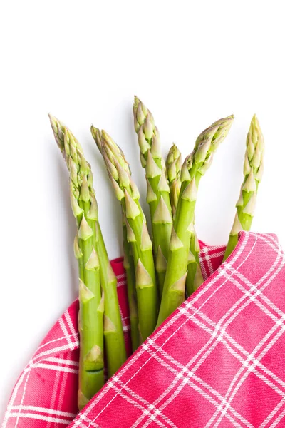 白色背景的餐巾上的新鲜绿芦笋 — 图库照片