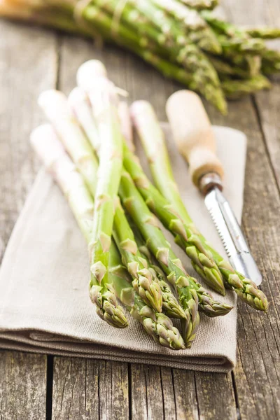 Verse Groene Asperges Oude Houten Tafel — Stockfoto