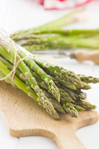 Fresh Green Asparagus Cutting Board — Stock Photo, Image