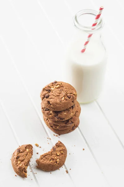 Leckere Schokoladenkekse Und Milch Auf Weißem Tisch — Stockfoto