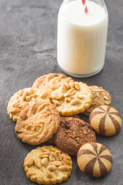 Diversi Tipi Biscotti Dolci Bottiglia Latte — Foto Stock