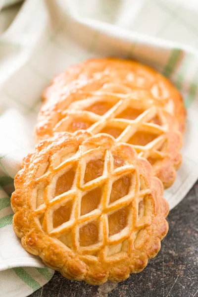 Les Biscuits Aux Pommes Sur Une Vieille Table Cuisine — Photo