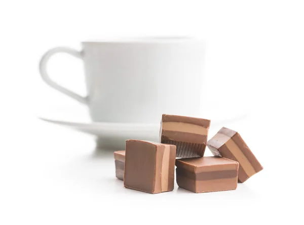 Süße Nougat Pralinen Und Kaffeetasse Isoliert Auf Weißem Hintergrund — Stockfoto