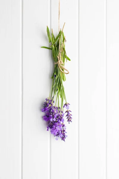 Kwiaty Lawendy Wiszące Ścianie Drewnianej — Zdjęcie stockowe