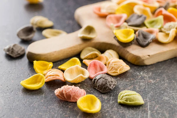 Italienische Regenbogenpasta Auf Altem Küchentisch — Stockfoto