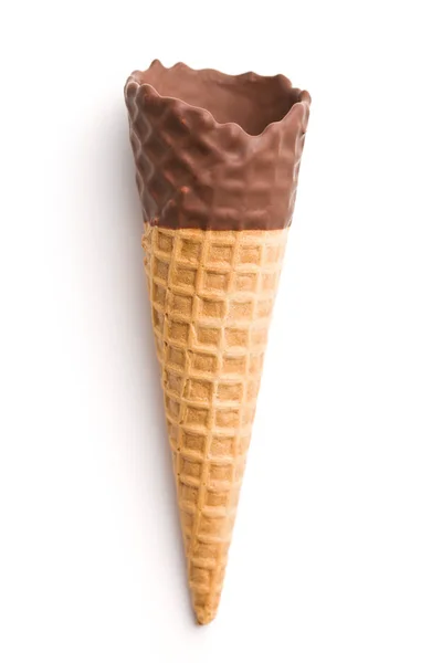 孤立在白色背景上有巧克力冰淇淋蛋筒 — 图库照片