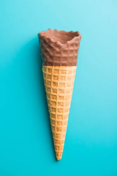Конус Морозива Шоколадом Барвистому Фоні — стокове фото