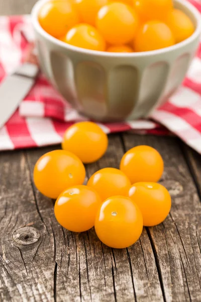 Gula Körsbärstomater Gamla Träbord — Stockfoto