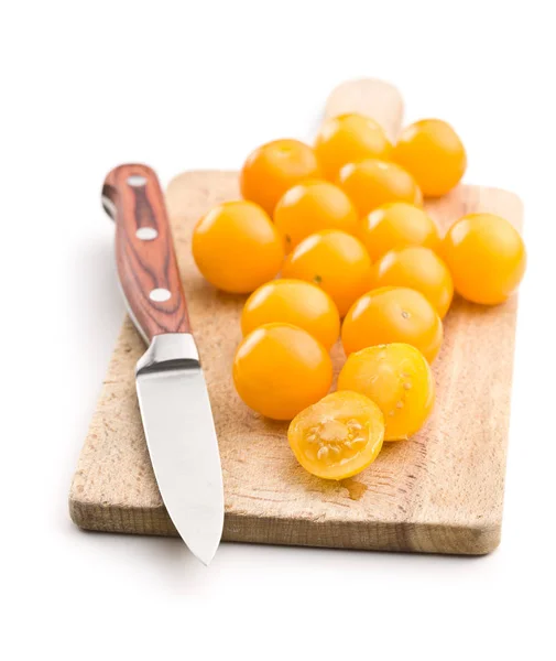 Tomates Cherry Amarillos Sobre Tabla Cortar Aislados Sobre Fondo Blanco —  Fotos de Stock