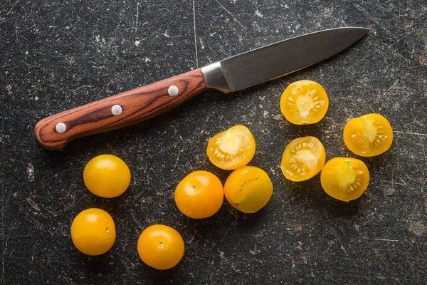 Gelbe Kirschtomaten Und Messer Auf Altem Küchentisch — Stockfoto