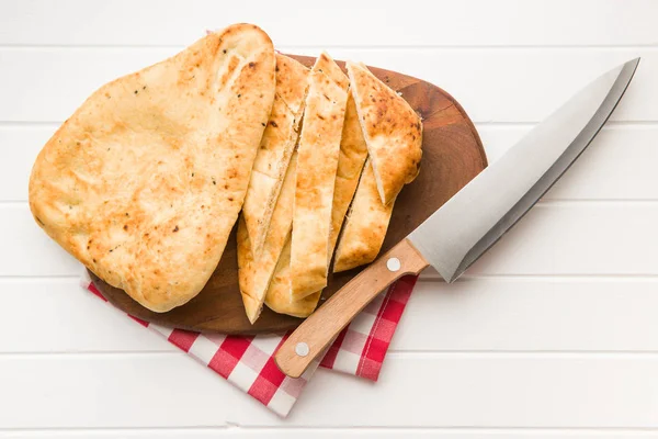 Индийский Наанский Хлеб Нож Белом Кухонном Столе — стоковое фото