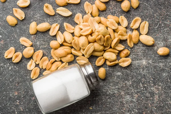 Gesalzene Geröstete Erdnüsse Und Salzkeller — Stockfoto
