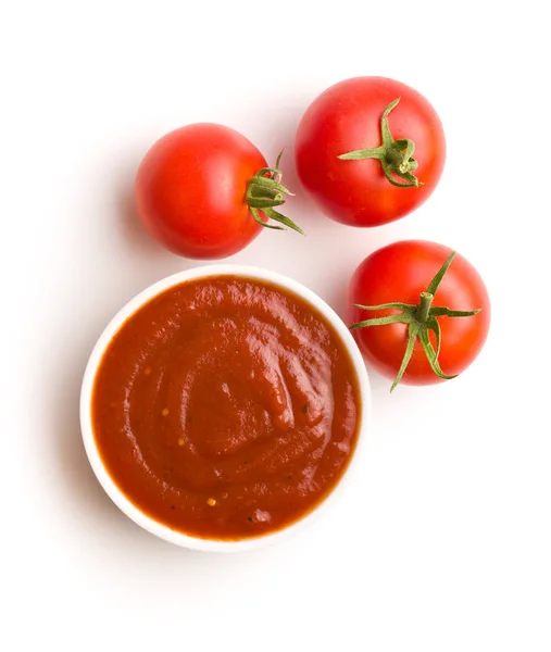 Tomater Och Ketchup Isolerad Vit Bakgrund — Stockfoto