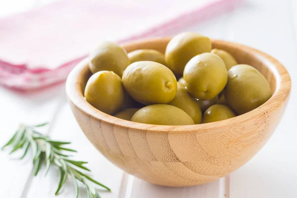 Las Aceitunas Verdes Cuenco Madera —  Fotos de Stock