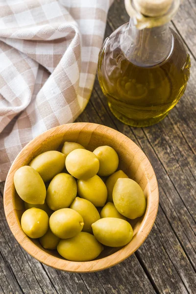 Groene Olijven Houten Kom — Stockfoto