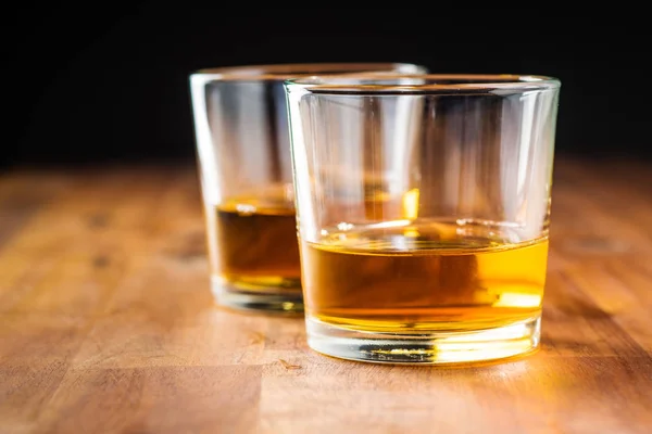 アルコール飲料 木製テーブルのガラス グラスにウイスキー — ストック写真