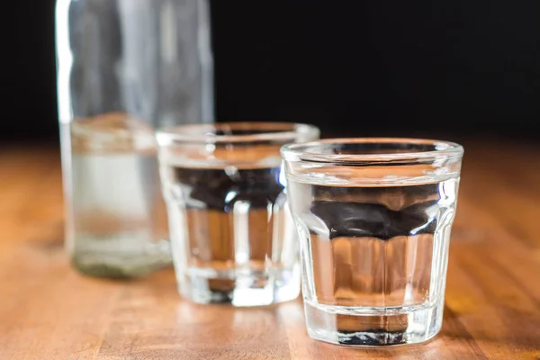 Vodka Vaso Alcohol Transparente Sobre Mesa Madera — Foto de Stock