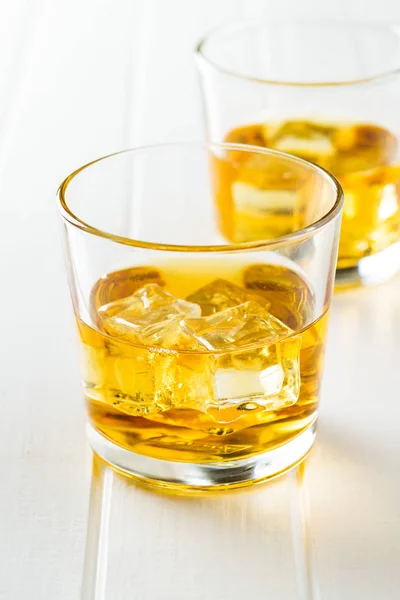 Vaso Bebida Alcohólica Con Cubitos Hielo Sobre Mesa Blanca Whisky — Foto de Stock