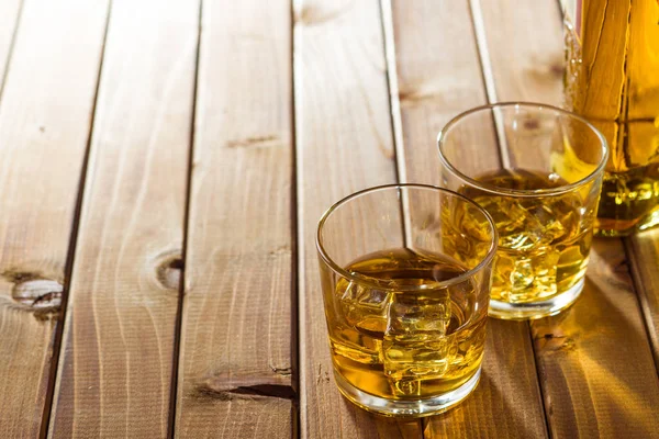 Bicchiere Bevanda Alcolica Con Cubetti Ghiaccio Sul Tavolo Legno Whisky — Foto Stock