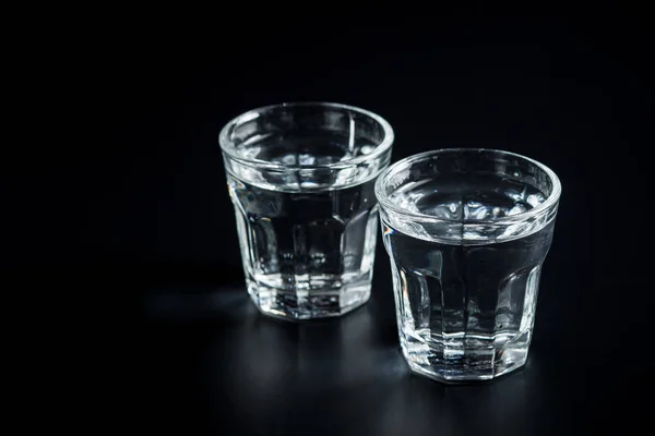 Vodka Bicchierino Alcol Trasparente Sul Tavolo Nero — Foto Stock