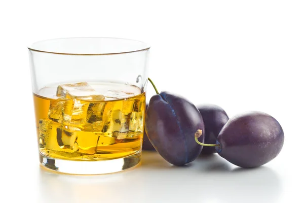 Plommonkonjak Och Plommon Välsmakande Slivovitz Isolerad Vit Bakgrund — Stockfoto