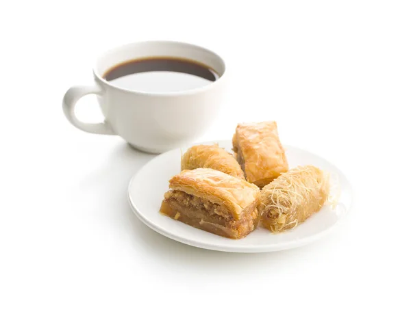 Süßes Dessert Baklava Und Kantaifi Mit Kaffeetasse Isoliert Auf Weißem — Stockfoto