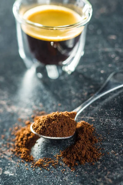 Gemalen Koffie Lepel Keukentafel — Stockfoto