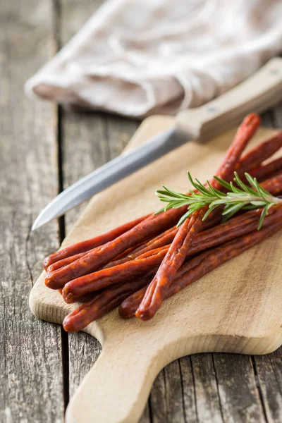 Salsiccia Bastoncini Spuntino Spuntino Chorizo Sul Tagliere — Foto Stock