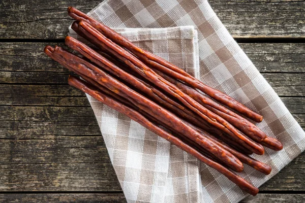 Korv Pinnar Mellanmål Chorizo Mellanmål Gamla Träbord — Stockfoto