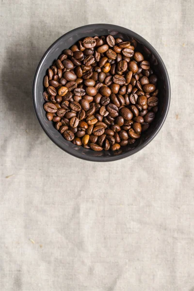 ボウルにコーヒー豆の焙煎 トップ ビュー — ストック写真