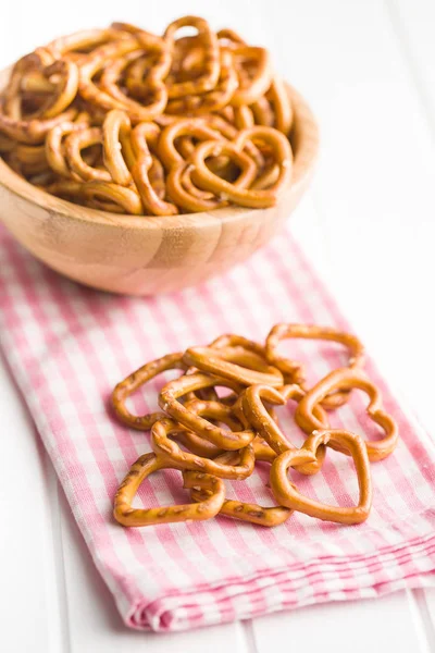 Pretzel Forma Cuore Tavolo Bianco — Foto Stock