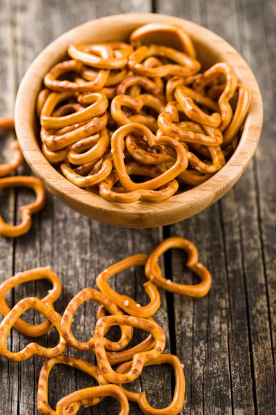 Pretzel Forma Coração Mesa Madeira Velha — Fotografia de Stock