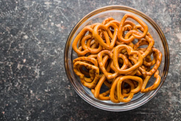 Pretzel Forma Coração Mesa Cozinha Velha — Fotografia de Stock