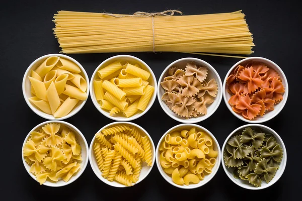 Verschiedene Arten Italienischer Pasta Einer Schüssel Auf Schwarzem Hintergrund — Stockfoto