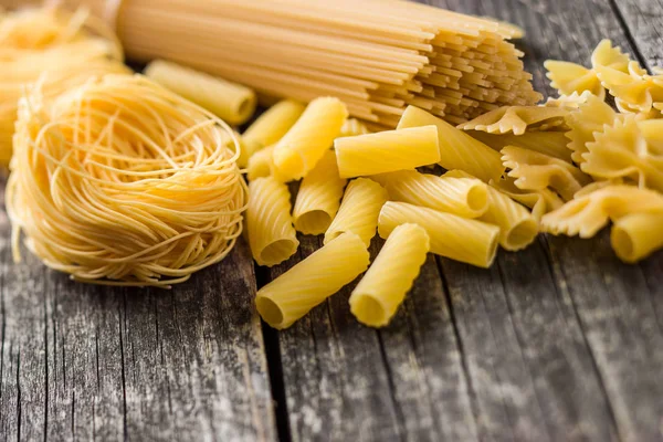 Verschiedene Arten Italienischer Pasta Auf Altem Holztisch — Stockfoto