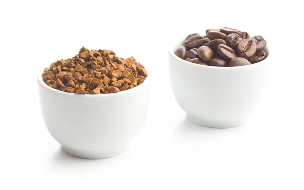 Hazır Kahve Beyaz Arka Plan Üzerinde Izole Kahve Çekirdekleri — Stok fotoğraf