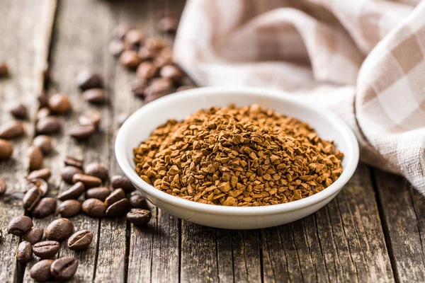 Instant Kaffee Und Kaffeebohnen Auf Altem Holztisch — Stockfoto