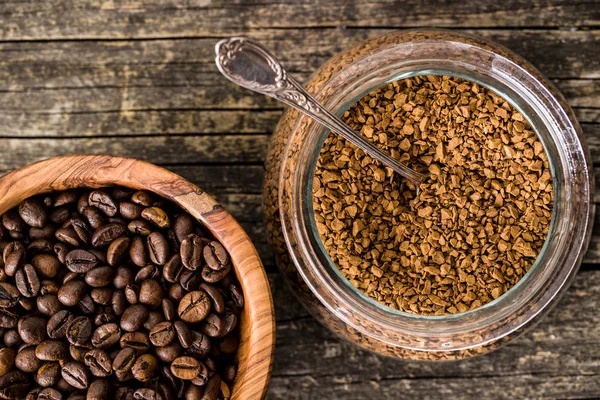 インスタント コーヒーと古い木製のテーブルの上のコーヒー豆 — ストック写真