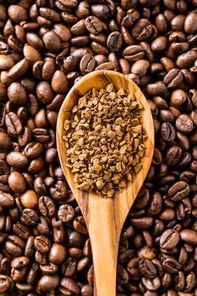 Instant Kaffee Und Kaffeebohnen Holzlöffel — Stockfoto