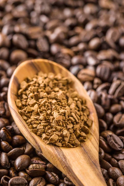 Instant Kaffee Und Kaffeebohnen Holzlöffel — Stockfoto