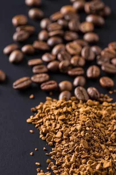 黑桌上的速溶咖啡咖啡豆 — 图库照片