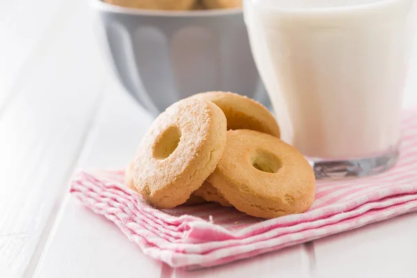 Zoete Boterachtig Koekjes Witte Tafel — Stockfoto