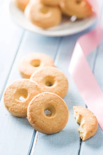 Süße Butterkekse Auf Blauem Holztisch — Stockfoto