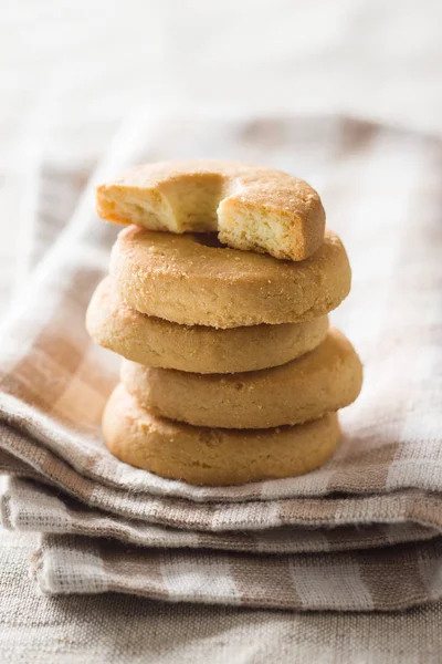 Süße Butterkekse Auf Karierter Serviette — Stockfoto