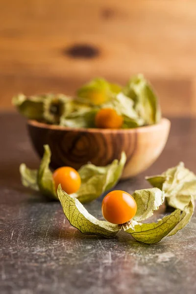 Physalis Peruviana Auf Altem Küchentisch — Stockfoto